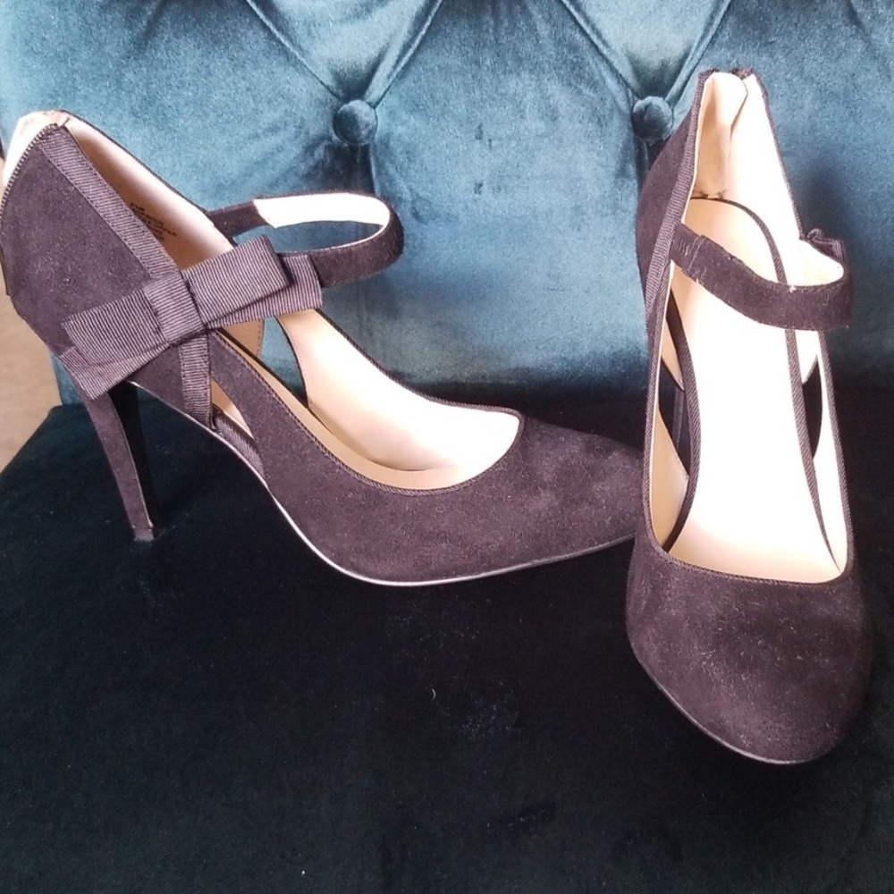 Black bow pumps